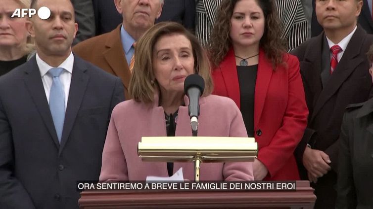 Deputati sulle scale del Congresso ricordano l'assalto a Capitol Hill