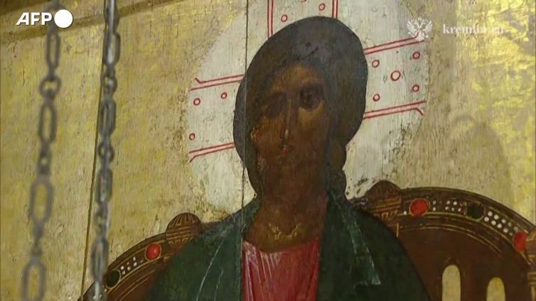 La 'solitudine' di Putin alla messa del Natale ortodosso a Mosca