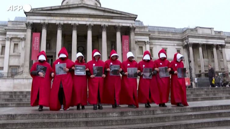 Londra, protesta di donne e attiviste iraniane ispirata a "Il racconto dell'ancella"