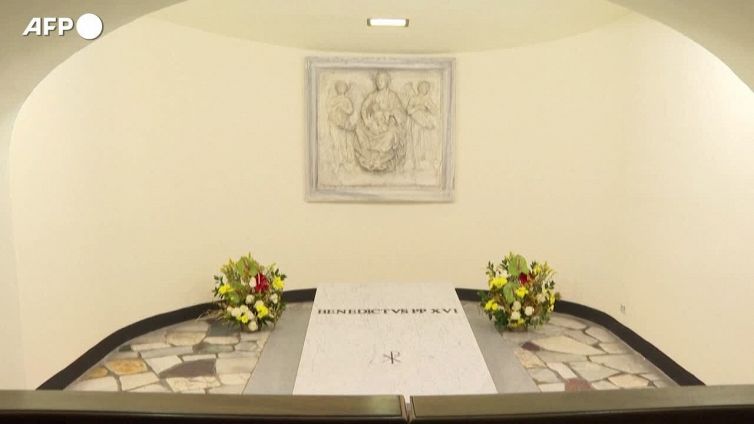 Aperte le Grotte vaticane per l'omaggio dei fedeli alla tomba di Ratzinger