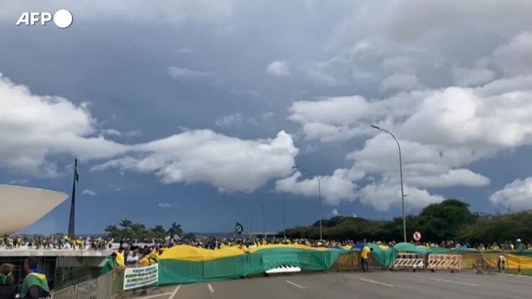 Brasile, i supporter di Bolsonaro si radunano davanti al palazzo del Congresso