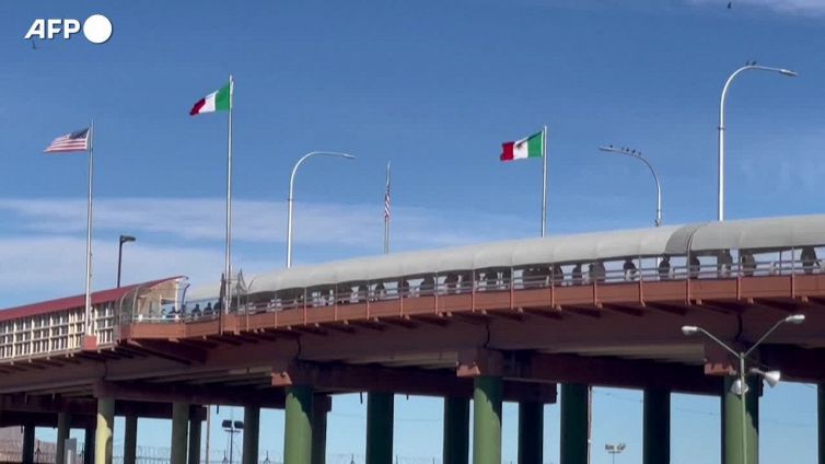 Usa, centinaia di migranti espulsi in Messico durante la visita di Biden in Texas