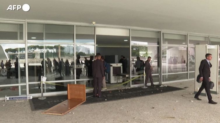 Brasile, assalto al palazzo presidenziale: edificio vandalizzato e saccheggiato