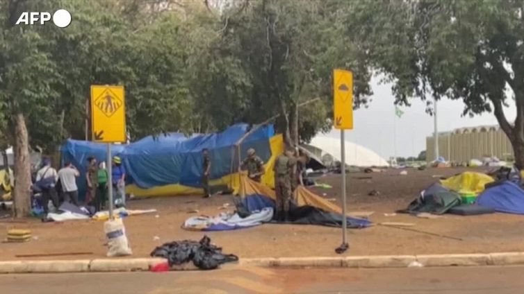 Brasile, soldati smantellano il campo allestito dai sostenitori di Bolsonaro davanti al quartier generale dell'esercito a Brasilia