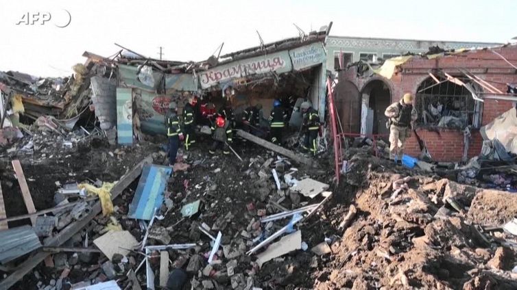 Ucraina, macerie a Shevchenkove dopo un attacco che ha ucciso due donne