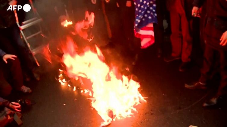 Iran, proteste davanti all'ambasciata francese contro le nuove vignette di Charlie Hebdo
