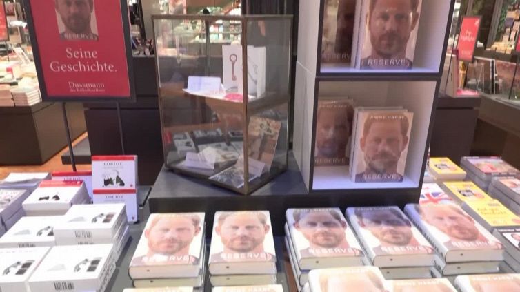 Gran Bretagna, Harry trionfa in libreria ma crolla nei sondaggi