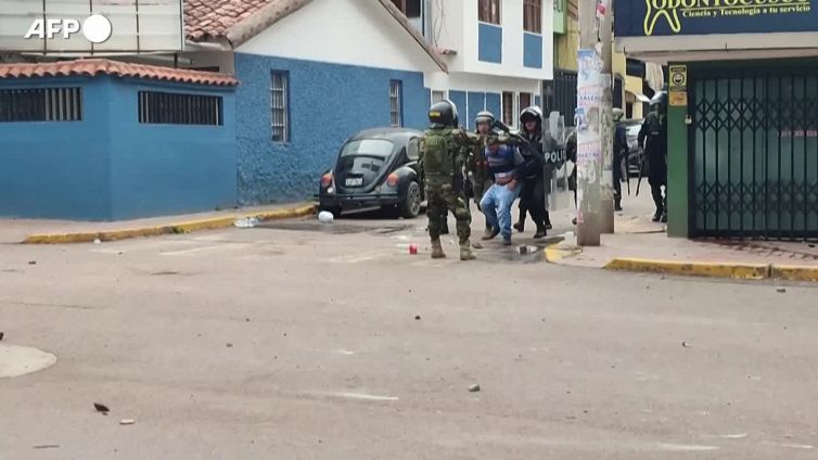 Peru', continuano le proteste antigovernative e gli scontri fra manifestanti e forze dell'ordine
