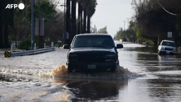Maltempo in Usa, salvataggi ed evacuazioni nelle citta' allagate della California