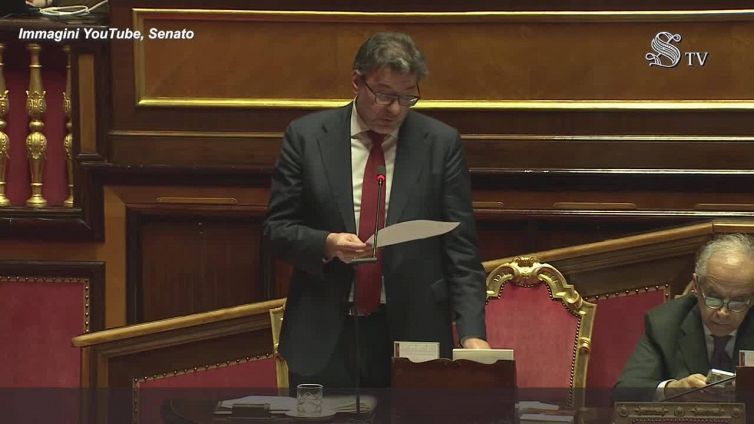 Benzina, Giorgetti: "Governo valutera' il taglio delle accise in caso di incremento dei prezzi"