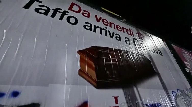 Vialli, anonimo scrive il suo nome sull'affissione pubblicitaria di un'agenzia funebre