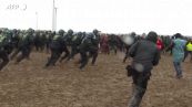 Germania, scontri fra black bloc e polizia a Luetzerath