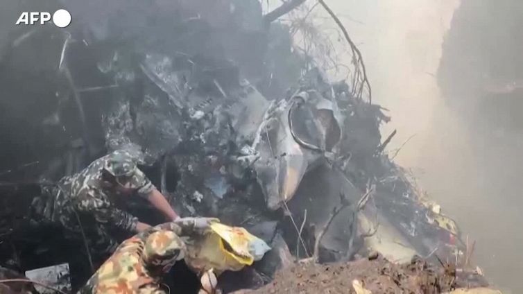 Precipita un aereo in Nepal, le operazioni di soccorso