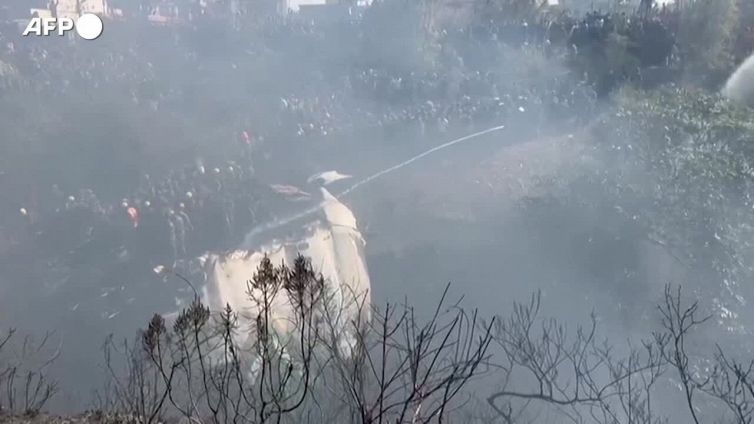 Aereo precipitat in Nepal, al momento sono piu' di 60 le vittime confermate