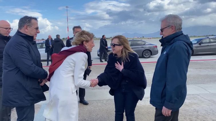 Mafia, Meloni in raccoglimento davanti alla stele di Capaci