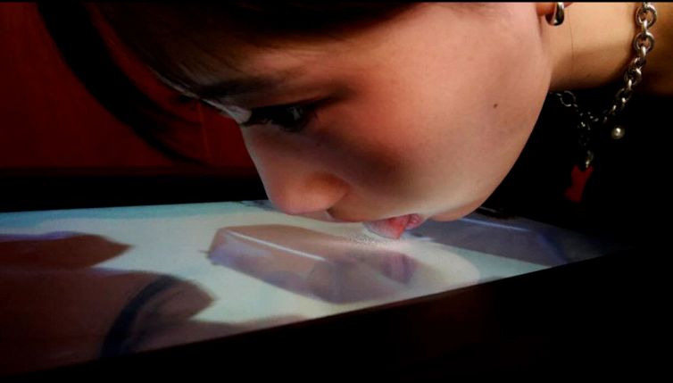 Arriva il televisore “leccabile” che fa sentire i sapori