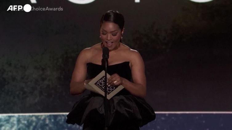 Brendan Fraser miglior attore ai Critics Choice Awards, sul palco in lacrime