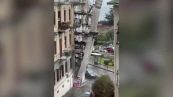 Napoli, il vento fa crollare un'impalcatura: tragedia sfiorata