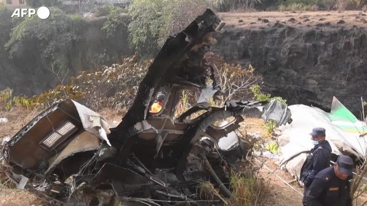 Aereo caduto in Nepal, si cercano ancora i corpi delle vittime