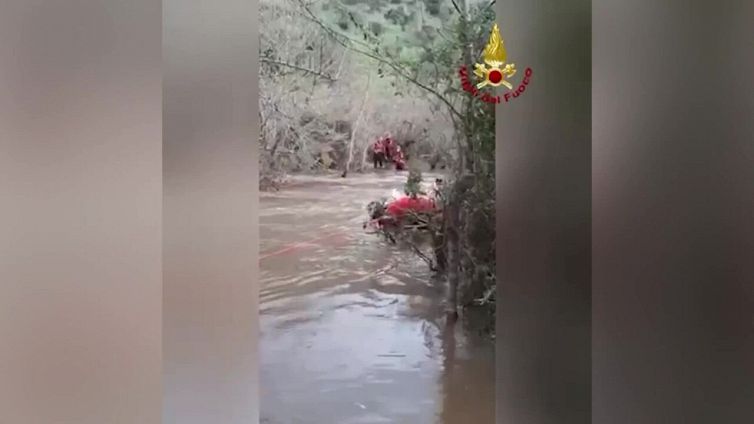 Fiume straripa: il salvataggio del gregge è da applausi