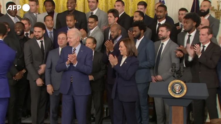 Nba, i campioni di Golden State alla Casa bianca. E Biden s'inginocchia