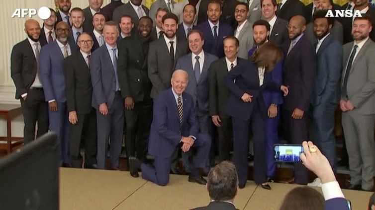 Nba, i campioni di Golden State alla Casa bianca. E Biden s'inginocchia