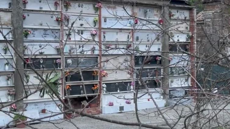 Maltempo, nel Beneventano crolla ala del cimitero: bare nel torrente