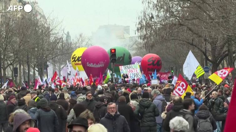 Pensioni in Francia, oltre un milione in piazza contro Macron