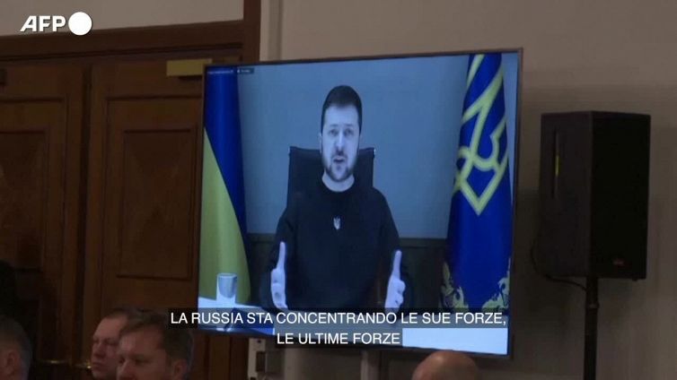 L'appello di Zelensky a Ramstein: "Inviateci i carri armati per vincere"