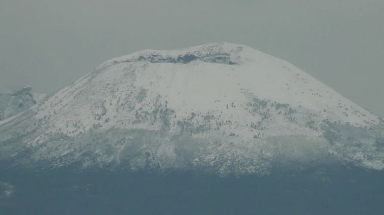 Maltempo, la neve imbianca il Vesuvio
