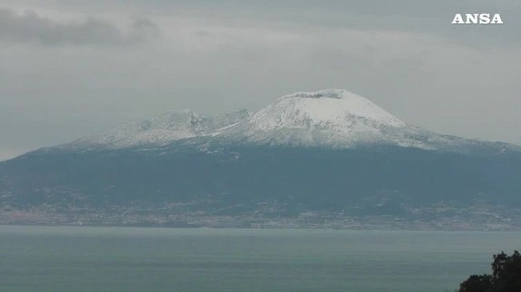 Maltempo, la neve imbianca il Vesuvio