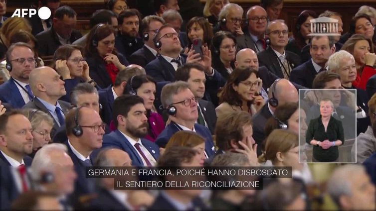 Macron: "Francia e Germania pioniere rifondazione Europa"