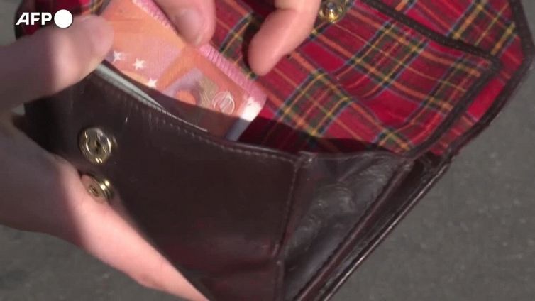 In fumo 42 miliardi di risparmi, piu' famiglie indebitate