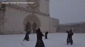 Assisi, i frati giocano a palle di neve: il video è virale
