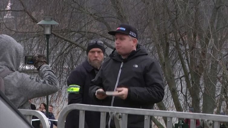 Estremista di destra svedese brucia il Corano, islamici furiosi