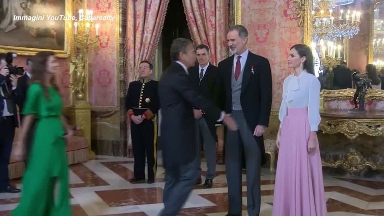 Spagna, l'ambasciatore iraniano non stringe la mano alla regina Letizia