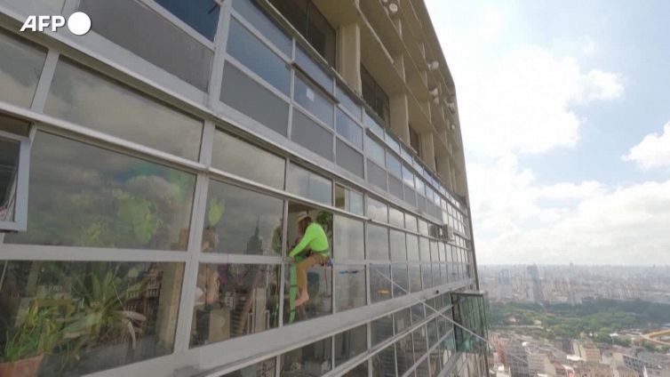 Brasile, impresa di Rafael Bridi: cammina su un cavo a 114 metri di altezza