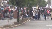 Peru': nuovi scontri con la polizia a Lima, morto un manifestante