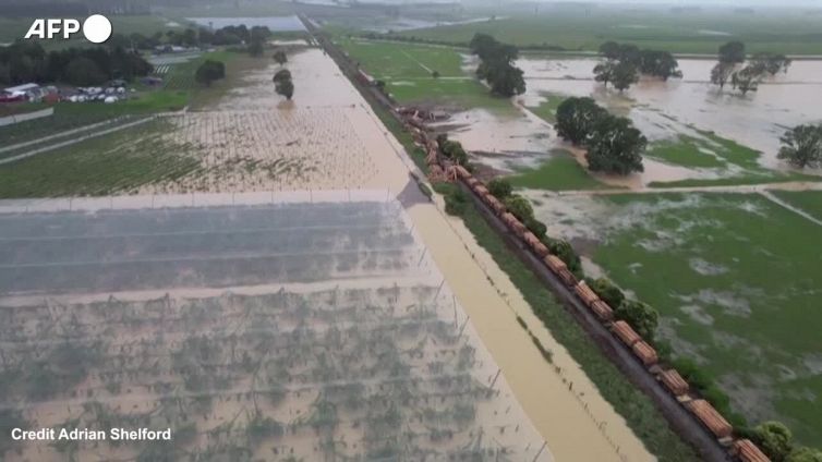 Nuova Zelanda, un treno merci deraglia mentre attraversa area allagata