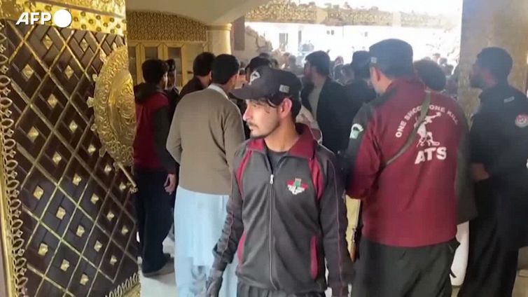 Pakistan, esplosione alla moschea di Peshawar: almeno 33 morti