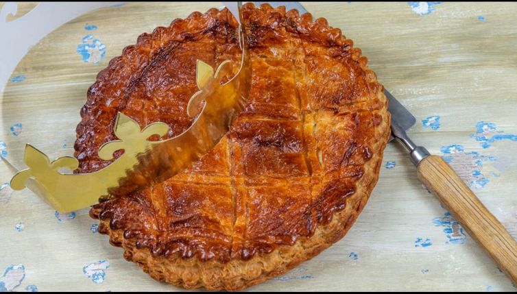 Il bambino mangia la torta: quello che ci trova è incredibile