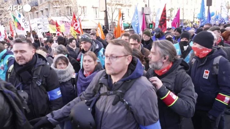 Francia, proteste a Parigi contro la riforma delle pensioni