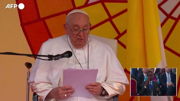 Papa: "Giu' le mani dall'Africa, non e' una miniera da sfruttare e da saccheggiare"