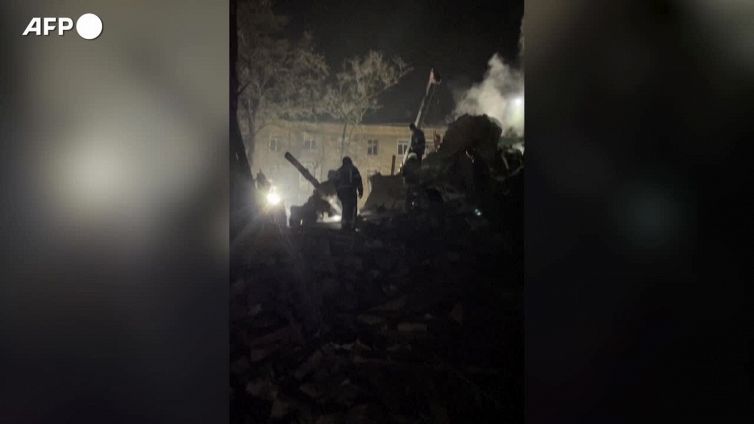 Ucraina: missili su Kramatorsk, i soccorritori scavano tra le macerie