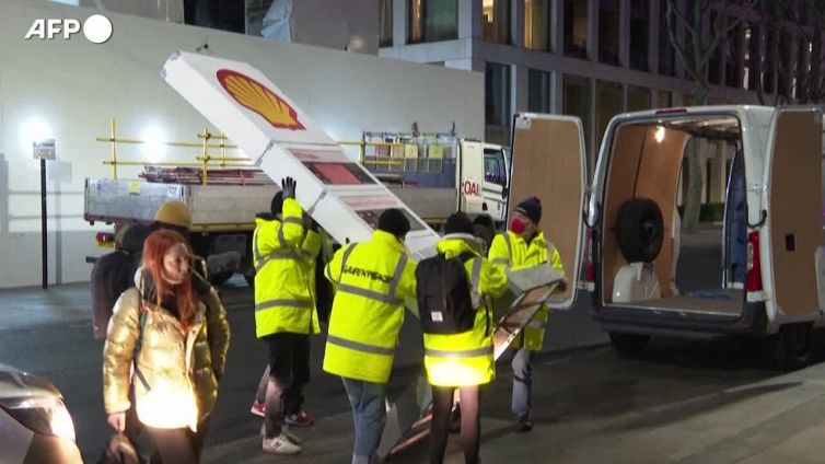 Ambiente, Greenpeace organizza una protesta davanti alla sede di Shell