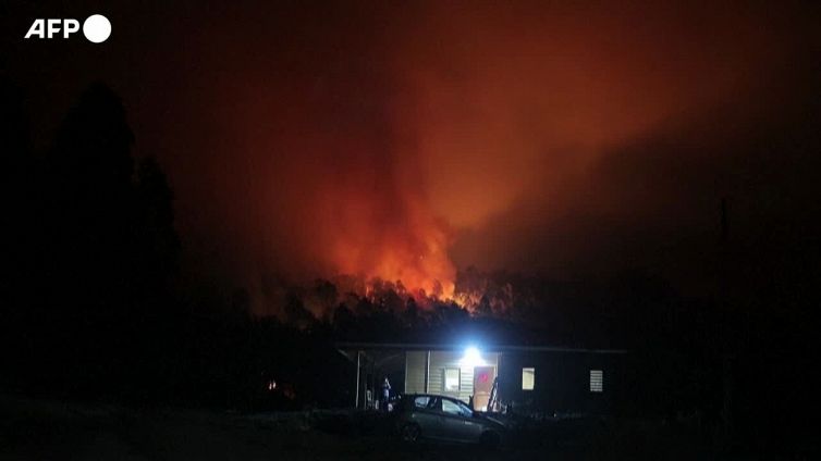 Cile, Vigili del fuoco combattono contro piu' di 200 roghi nel Sud del Paese