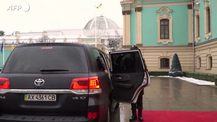 Ucraina, Zelensky all'Ue: "Negoziati nel 2023". Dubbi tra i 27