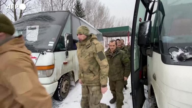 Ucraina, 63 prigionieri di guerra rilasciati tornano in Russia