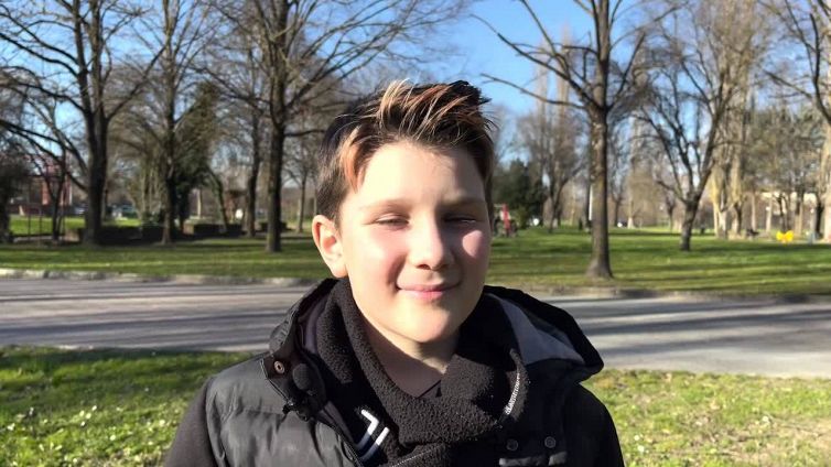 Bambino di madre russa Alfiere della Repubblica per l'amicizia con un ucraino