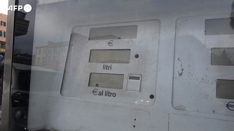 Scatta l'embargo sui prodotti raffinati russi, rischio rincari della benzina